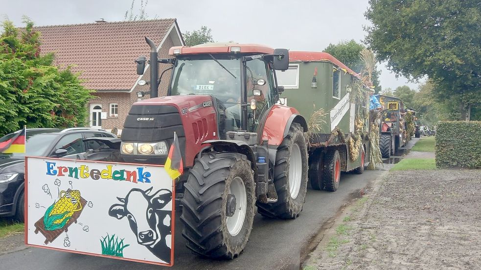 Der Ernteumzug mit 28 Festwagen ist aktuell in Burlage und Bockhorst unterwegs. Foto: Holger Weers.