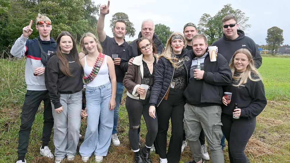 Kurz vor dem Start stellte sich einen Wagengruppe zum Foto auf. Foto: Holger Weers