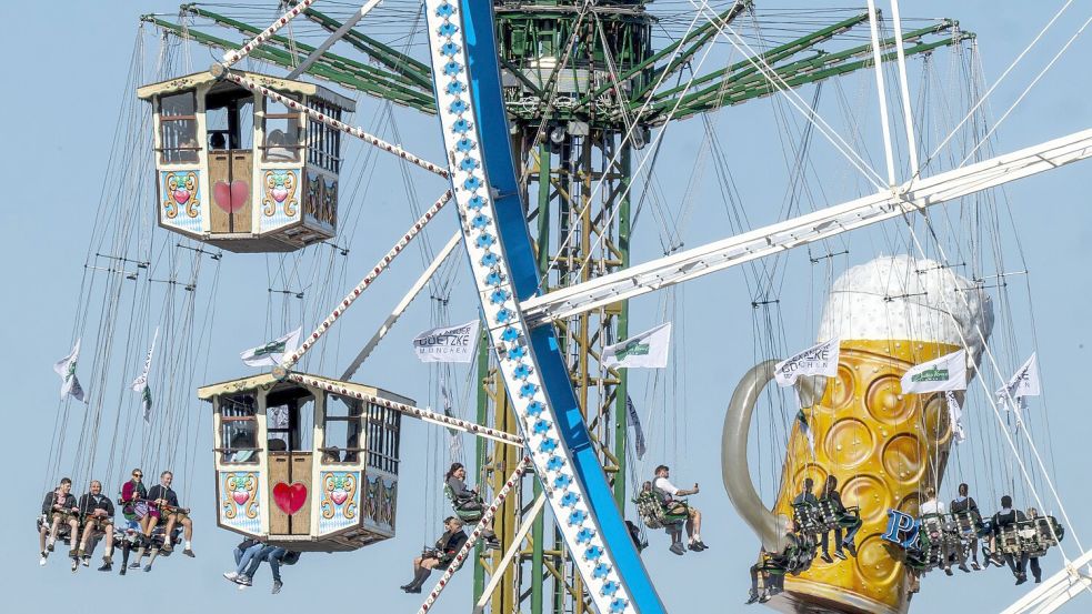 Bier statt Bangen: Die Wiesn 2025 trotzen Einlasssperren, Rekordhitze und Bombendrohung - und sind ein Symbol für das Bedürfnis nach Normalität. Foto: Peter Kneffel/dpa