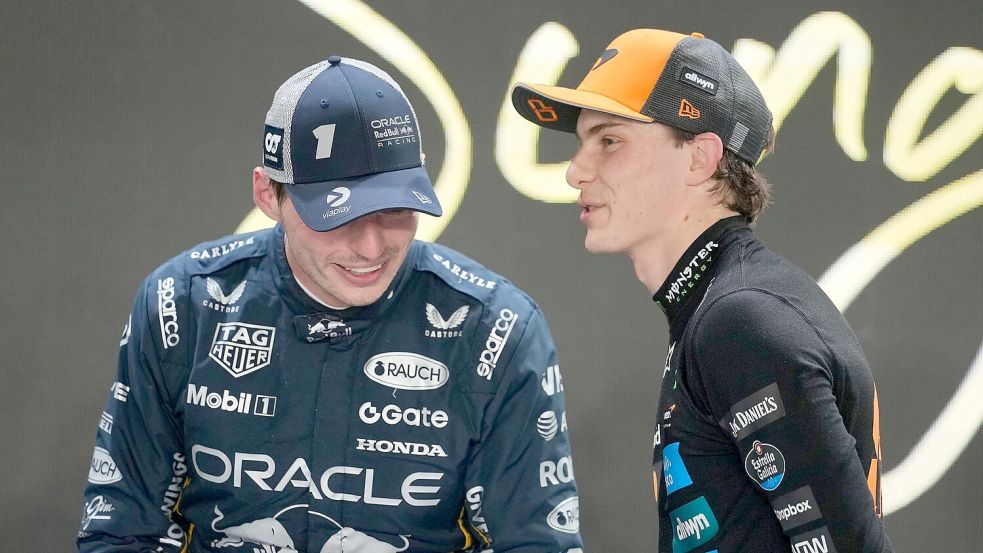 Wird für WM-Spitzenreiter Oscar Piastri (r) Titelverteidiger Max Verstappen noch zur Gefahr? Foto: Vincent Thian/AP/dpa