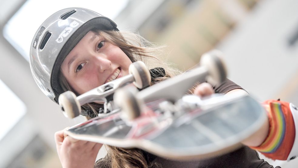 Wie ist es so in der zweitgrößten Skatehalle Deutschlands Skateboardfahren zu lernen? Ich, Leona Spindler, habe es in Aurich ausprobiert. Foto: Klaus Ortgies