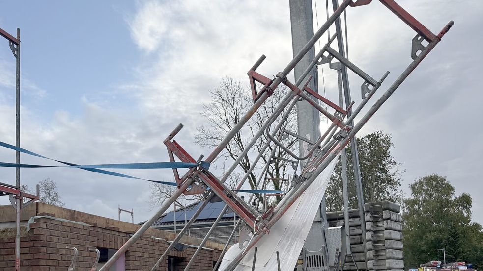 Das Baugerüst hing in Schieflage. Foto: Feuerwehr/Per-Anders Wolfenberg