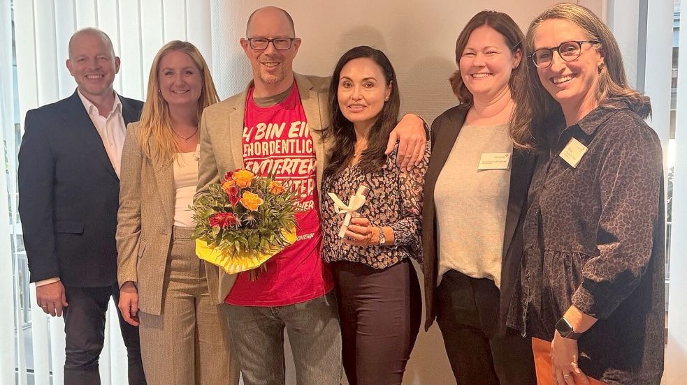 Freuen sich: Borro-Geschäftsführer Ansgar Veer (von links), Krankenhausleitung Sarah Sebeke, Chefarzt Dr. Ingo Finnmann mit Ehefrau Claudia sowie die Pflegedienstleitungen Nina Blanke-Buretzek und Philine Popken de Freyle. Foto: Borromäus-Hospital Leer