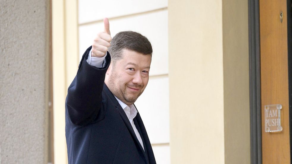 Der Vorsitzende der Partei Freiheit und direkte Demokratie (SPD), Tomio Okamura, begrüßt Fotografen auf seinem Weg zu Präsident Pavel, der ihn zu einer Nachwahlberatung eingeladen hatte. Foto: Kamaryt Michal/CTK/dpa