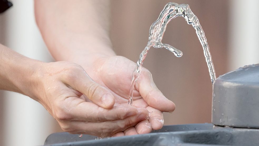 Öffentliche Trinkwasserbrunnen wie dieser sorgen an heißen Sommertagen für kostenlose Abkühlung.Foto: DPA