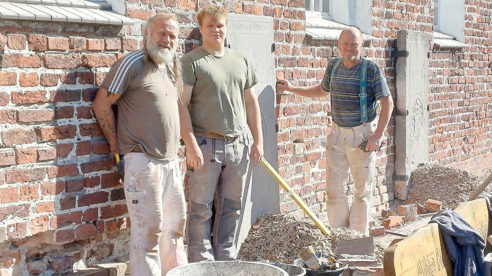 Mit Sachverstand haben die Handwerker der Firma Andreas Arends aus Upleward die alten Backsteinmauern saniert und neu verfugt. Foto: Kirchengemeinde Veenhusen