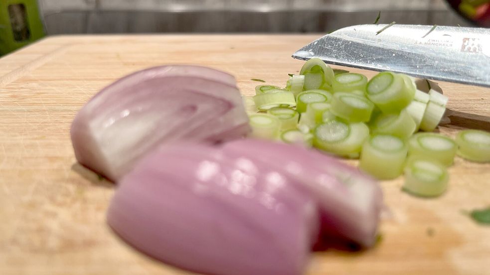 Rote Zwiebel und Frühlingszwiebel sorgen für Biss in der Vinaigrette. Foto: Carmen Leonhard