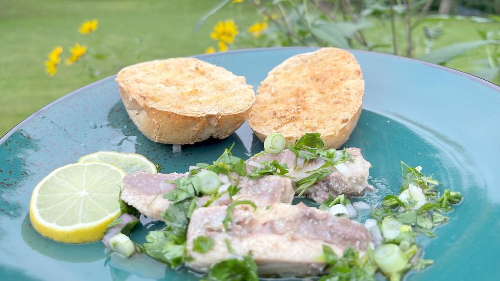 Sommer auf dem Teller: Das Brötchen durftet herrlich nach Knoblauch, die Vinaigrette belebt den Dosenfisch. Foto: Carmen Leonhard