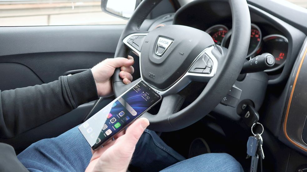 Mit dem Handy hantieren kann beim Autofahren zu Unfällen führen. Darauf macht die Polizei mit einer Kontrollwoche aufmerksam. Foto: Image/Reisser