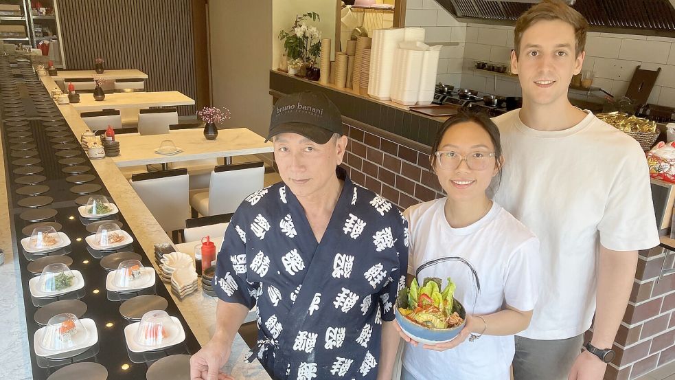 Es ist angerichtet: In Papenburg haben (von links) Duc Hiep Nguyen, Thuy Tien Nguyen und Fabian Stückel das Restaurant „Asian & Sushi Meister“ eröffnet. Fotos: Gerd Schade