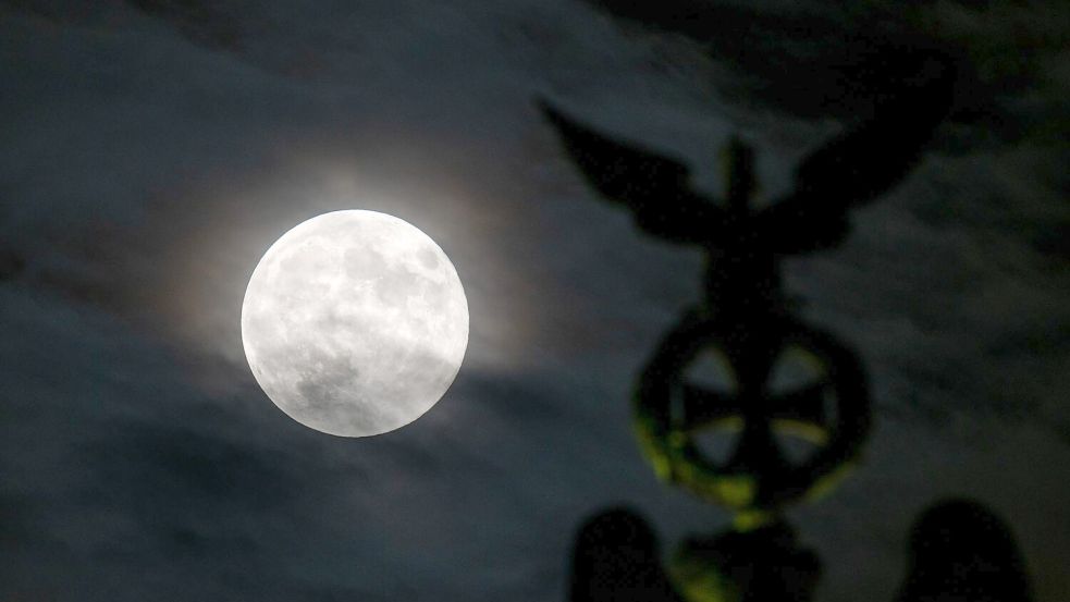 Der Mond kommt der Erde näher. (Archivbild) Foto: Soeren Stache/dpa