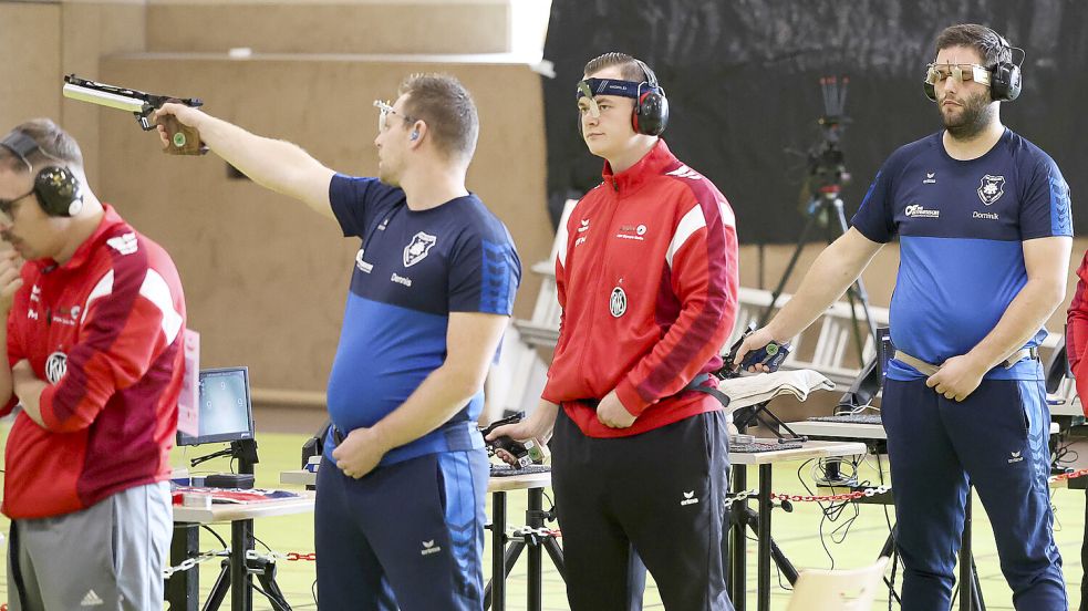 Dennis Grünhoff (Zweiter von links) gibt gerade einen Schuss ab. Sein Leegmoorer Teamkollege Dominik Deetjen (rechts) befindet sich derweil in der Konzentrationsphase. Fotos: Jens Doden/Emden