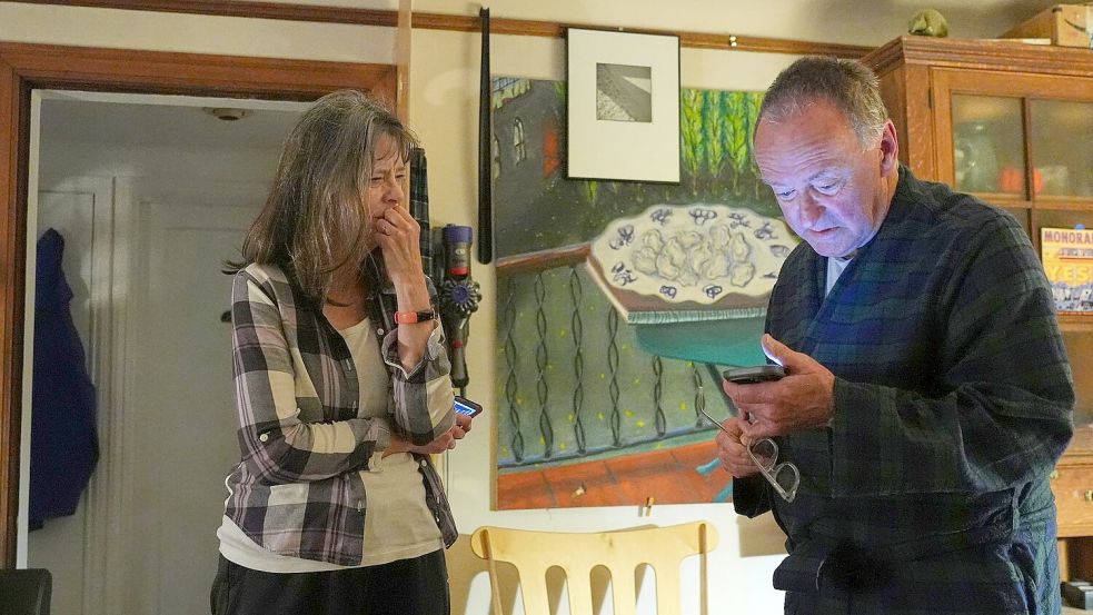 Mary E. Brunkow mit ihrem Ehemann Ross Colquhoun nachdem sie von der Ehrung erfahren hat. Foto: Lindsey Wasson/AP/dpa
