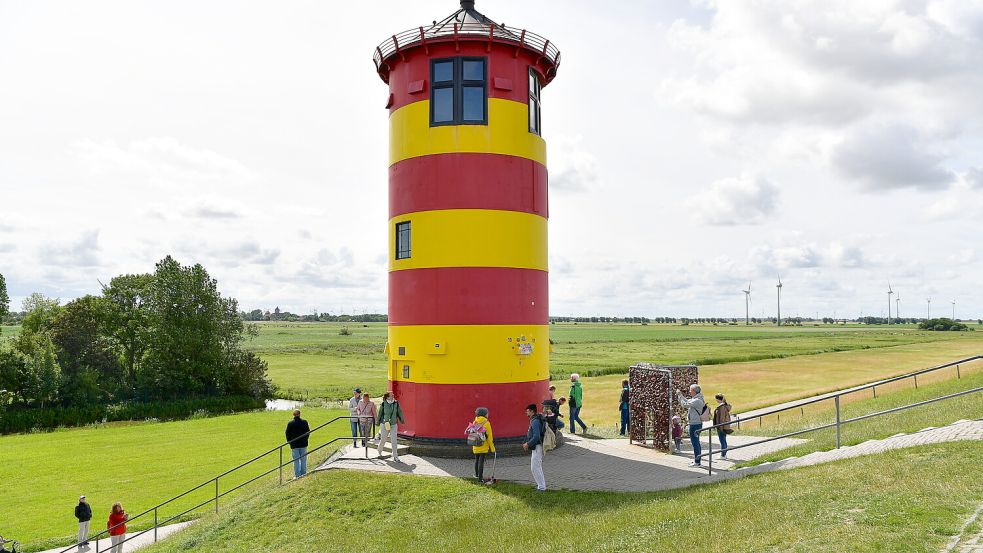 Der Pilsumer Leuchtturm ist ein beliebtes Ausflugsziel. Foto: Heinz Wagenaar/Archiv