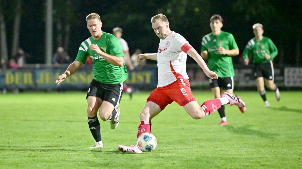 Ralf Aden (rechts) ist seit vielen Jahren schon Leistungsträger beim SV Großefehn. Foto: Jens Doden/ Blomberg
