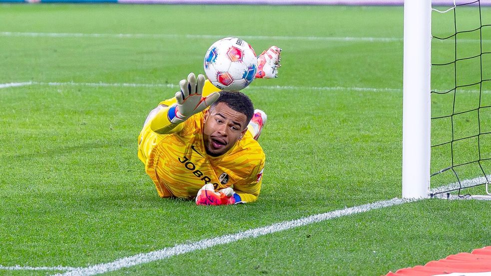 Gut in Form: Noah Atubolu lenkt am Sonntag in Mönchengladbach den Ball um den Pfosten. Foto: David Inderlied