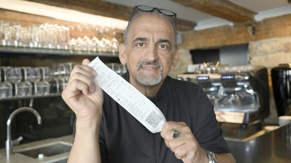 Salvatore Marrazzo steht mit einer Rechnung in seinem Restaurant in Esslingen. Der Gastwirt splittet Rechnungen nur noch in Ausnahmefällen. Das sorgte bundesweit für Schlagzeilen. Foto: David Pichler/DPA