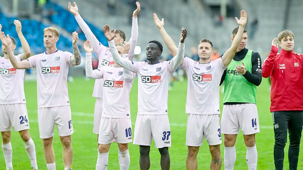 Großer Jubel nach einem großen Sieg: Die VfL-Profis feiern mit den lila-weißen Fans im Gästeblock den Erfolg in Mannheim. Foto: Michael Titgemeyer