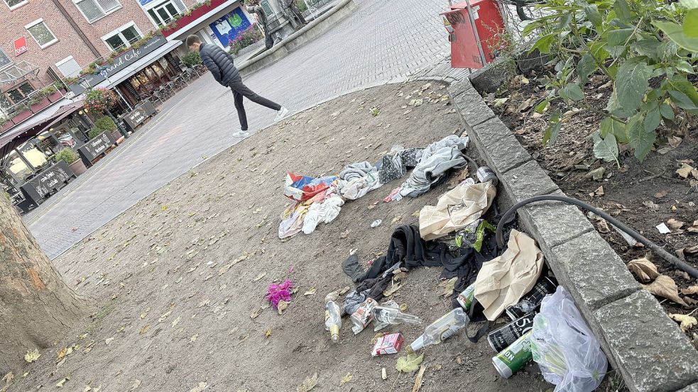 Typisches Bild im Stadtgarten: Das sind die Überbleibsel einer vielleicht kalten Nacht eines Obdachlosen. Fotos: Stephanie Schuurman