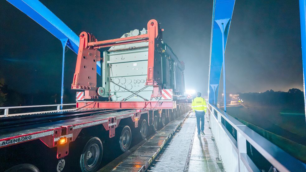 Auf der Brücke war Millimeterarbeit gefragt. Foto: Amprion GmbH/Frank Peterschroeder