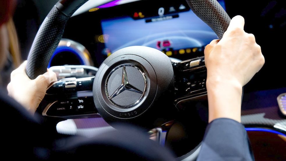 Mercedes-Benz hat erneut weniger Fahrzeuge verkauft. (Archivbild) Foto: Sven Hoppe