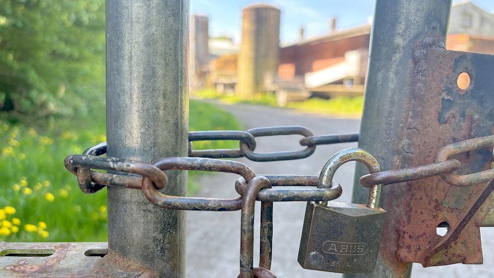 Hinter dem fest verschlossenen Tor befindet sich das Gelände, auf dem einst die Torfkoksfabrik stand. Ein Schild am Zaun verweist auf Stallungen mit „wertvollem Tierbestand“. Foto: Marion Janßen/Archiv