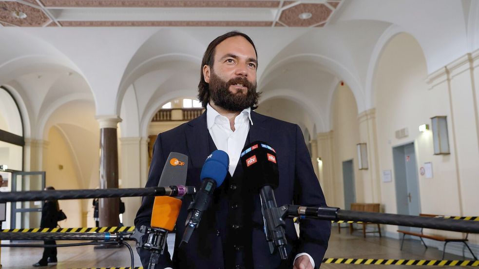 Blocks Verteidiger Ingo Bott gibt am Rande des Prozesses ein Statement ab. Foto: Georg Wendt