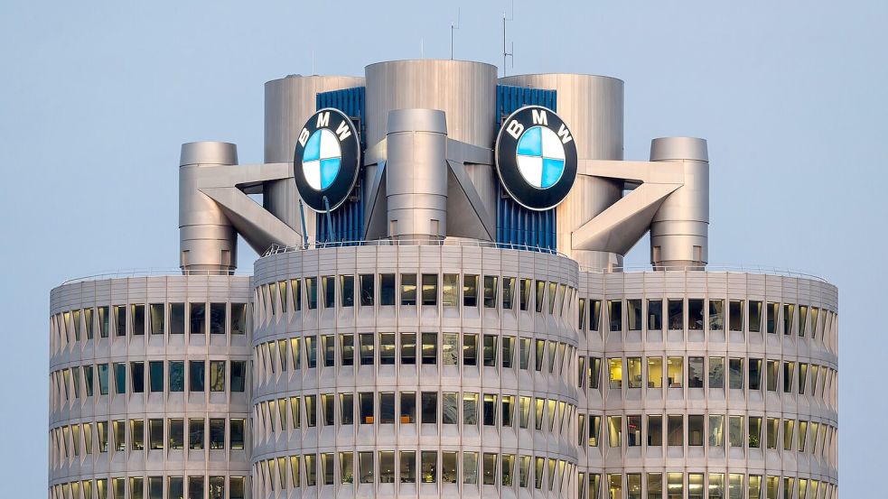 BMW hat seine Talfahrt beim Absatz gestoppt. (Archivbild) Foto: Peter Kneffel/dpa