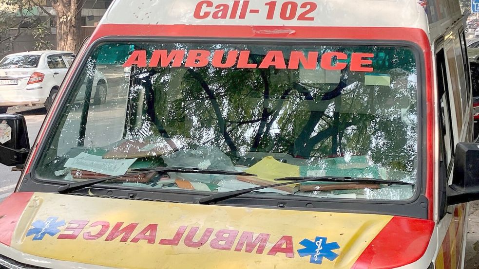 Ein indischer Krankenwagen steht am Straßenrand. (Symbolbild) Foto: Dirk Godder/dpa