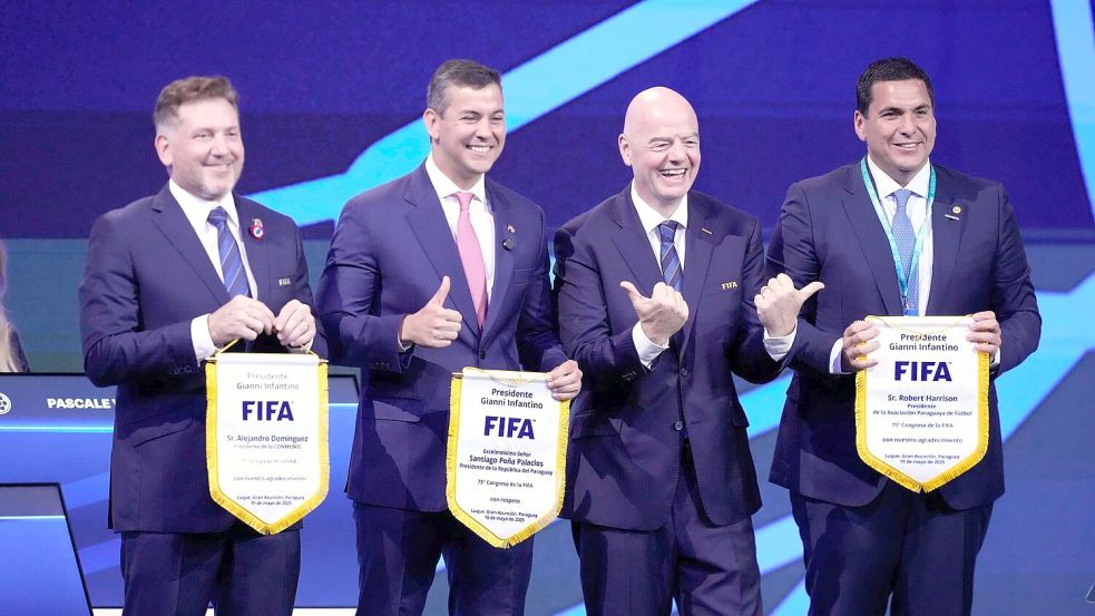 Gianni Infantino (2. von rechts) mit den Verbandsbossen der WM-Gastgeber Südamerikas Foto: Fernando Calistro/AP/dpa