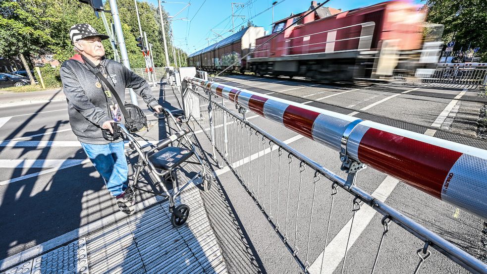 Am Bahnübergang Cirksenastraße soll es immer wieder zu brenzligen Situationen kommen. Foto: Klaus Ortgies