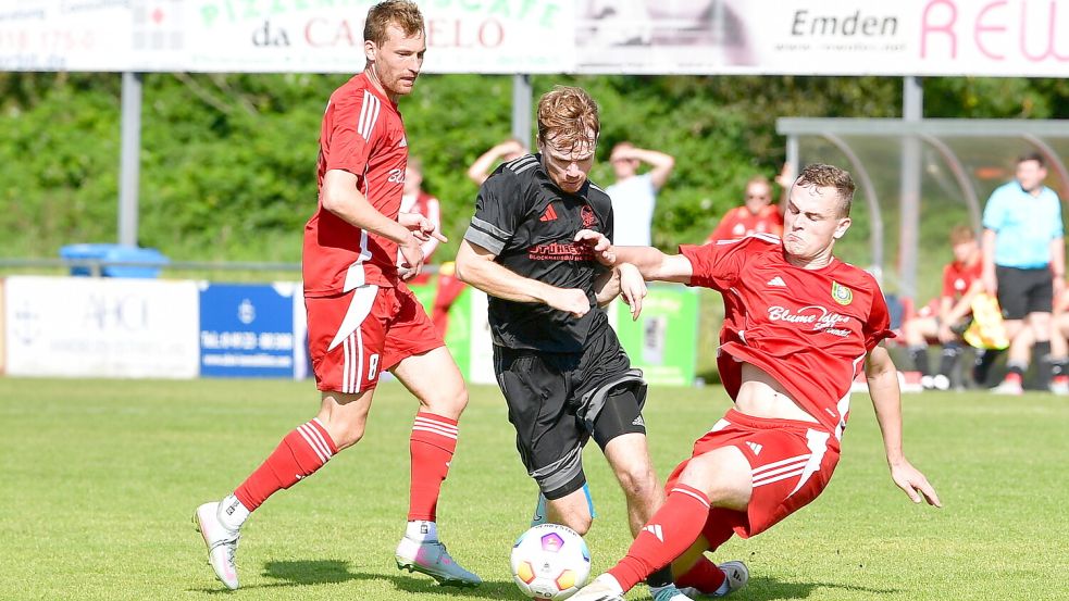 Der TuS Pewsum um Heiko Visser (links) und Klaas Folkerts (rechts) will sich ins Viertelfinale kämpfen. Dort stand man schon vergangene Saison. Foto: Heinz Wagenaar