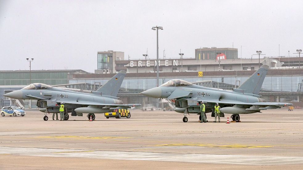 Zwei der Wittmunder Eurofighter stehen am Montag, 6. Oktober 2025, am Flughafen Bremen. Foto: Luftwaffe