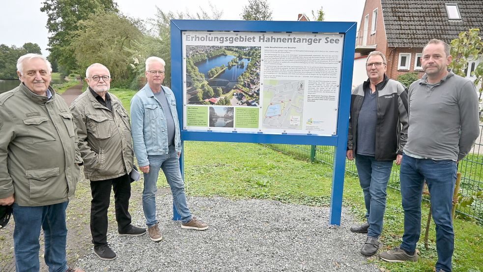 Am Hahnentanger See wurden jetzt zwei Hinweistafeln aufgestellt. Damit reagiert der Förderverein Tourismus Rhauderfehn auf Anfragen von Urlaubsgästen, Bürgerinnen und Bürger, die jetzt über mehr Informationen über den See und das Naherholungsgebiet an sich erfahren. Das Foto zeigt (von links) Wilhelm Roßbach (1. Vorsitzender Förderverein Tourismus), Ortsbürgermeister Jörg Furch, Helwig Weber (2. Vorsitzender Förderverein Tourismus) sowie Horst Meyer (Firma C+E Tore Zugangssysteme GmbH) und Stefan Reinken (Zaunbau Stefan Reinken). Letztere halfen bei der Umsetzung des Projektes mit. Foto: Holger Weers
