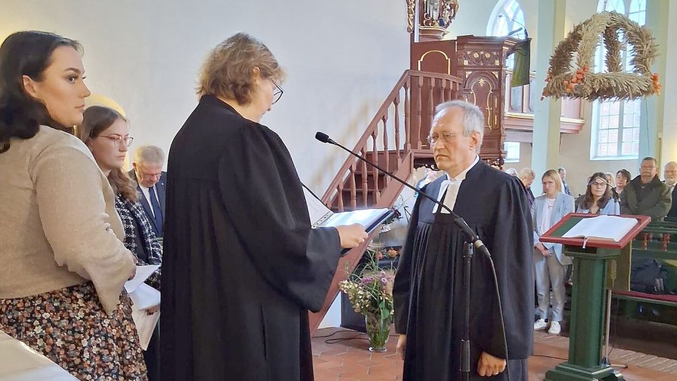 Regionalbischöfin Dr. Sabine Schiermeyer nahm die Ordination von Dr. Thomas Lehmann vor. Foto: privat