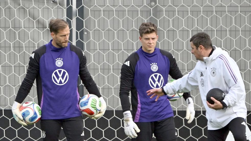 Oliver Baumann (l.) hört Torwart-Trainer Andreas Kronenberg aufmerksam zu. Foto: Federico Gambarini