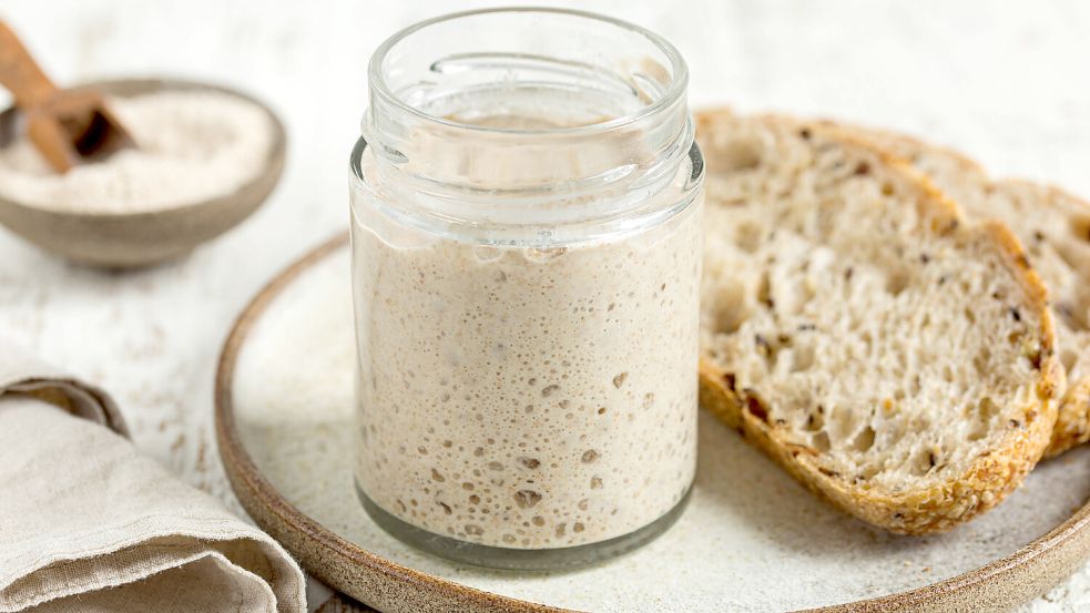 So wird‘s gemacht: selbstgemachter Sauerteigbrotstarter im Glas. Foto: IMAGO/Zoonar