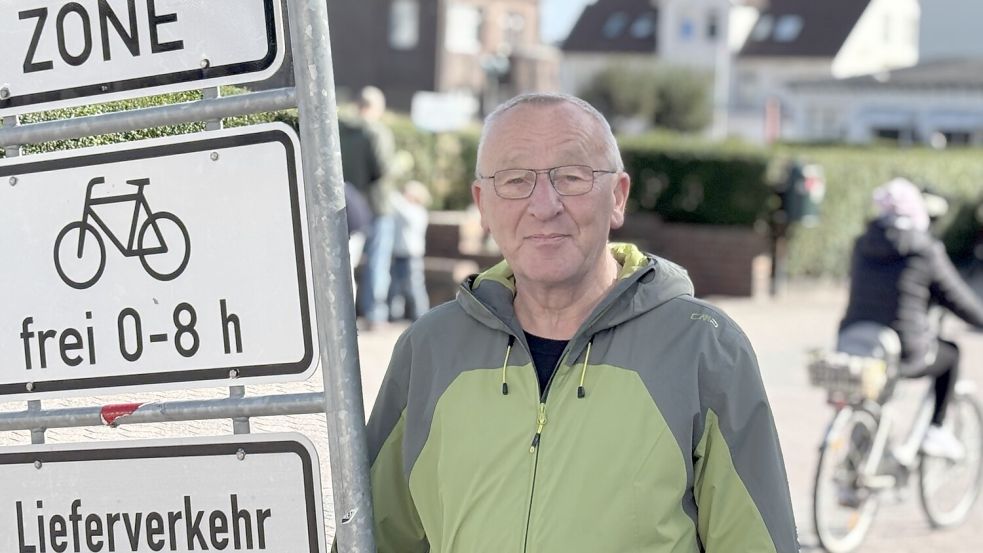 In der oberen Strandstraße ist das Radfahren nur von 0 bis 8 Uhr erlaubt. Dass sich viele nicht daran halten, ärgert Norbert Kramer. Foto: Florian Ferber