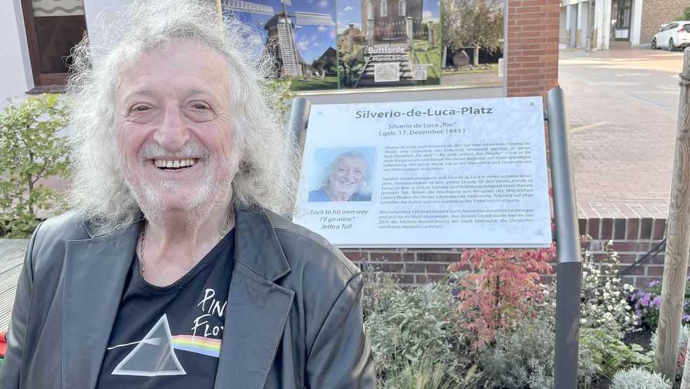 Silverio de Luca hat in der Wittmunder Innenstadt nun einen nach ihm benannten Platz. Normalerweise wird solch eine Ehre nur Menschen zuteil, die dies nicht mehr miterleben können. Foto: Susanne Ullrich