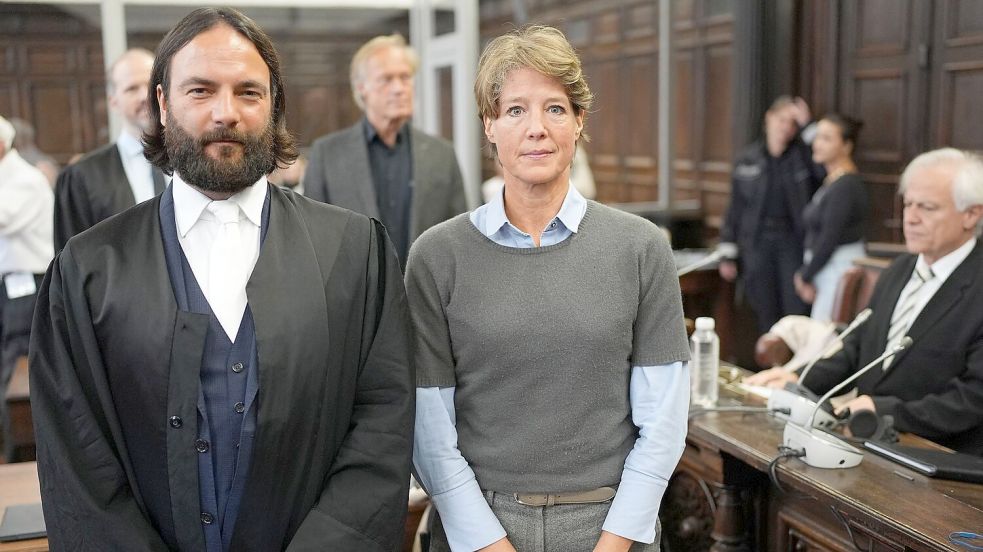 Anwalt Ingo Bott und seine Mandantin Christina Block stehen vor Prozessbeginn im Gerichtssaal. Foto: Marcus Brandt