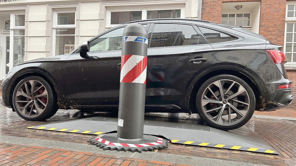 Während des Heidemarktes war eine Durchfahrtssperre vom Typ Road Blocker M30 unter anderem in der Marktstraße aufgebaut. Fahrzeuge mit mehr Bodenfreiheit – so wie hier auf dem Foto – haben weniger Probleme. Foto Matthias Hippen