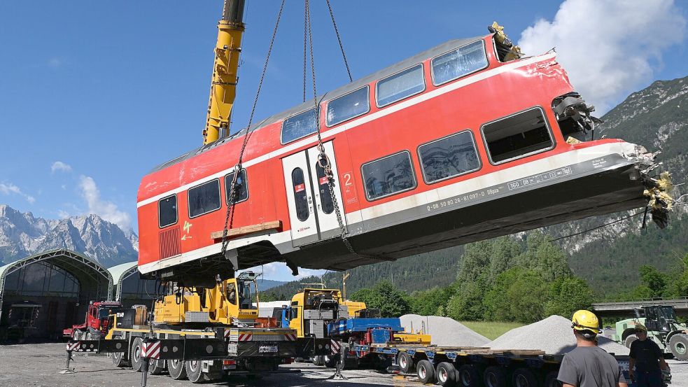 ARCHIV - 06.06.2022, Bayern, Garmisch-Partenkirchen: Ein auseinandergeschnittener Waggonteil wird nach dem tödlichen Zugunglück vom Laster gehoben und gelagert. Beschädigte Betonschwellen waren wohl die Hauptursache für das tödliche Zugunglück von Garmisch-Partenkirchen. (zu dpa: «Bericht: Zugunglück in Garmisch-Partenkirchen war vermeidbar») Foto: Angelika Warmuth/dpa +++ dpa-Bildfunk +++ Foto: Angelika Warmuth