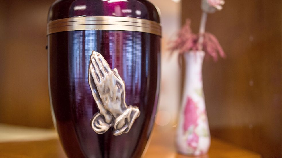 Urnen liegen im Trend: Zwei von drei Deutschen geben an, sie würden sich im Falle des Falles lieber einäschern lassen. Foto: dpa/Sophia Kembowski