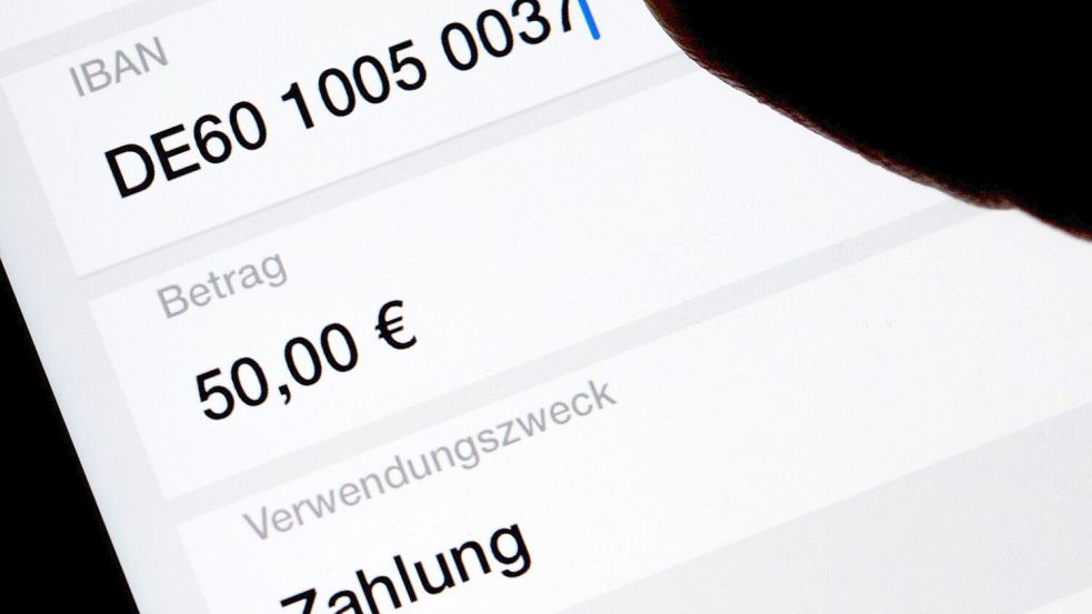 Viele Menschen erledigen Bankgeschäfte am Smartphone oder am heimischen Computer. (Symbolbild) Foto: Monika Skolimowska/dpa-Zentralbi