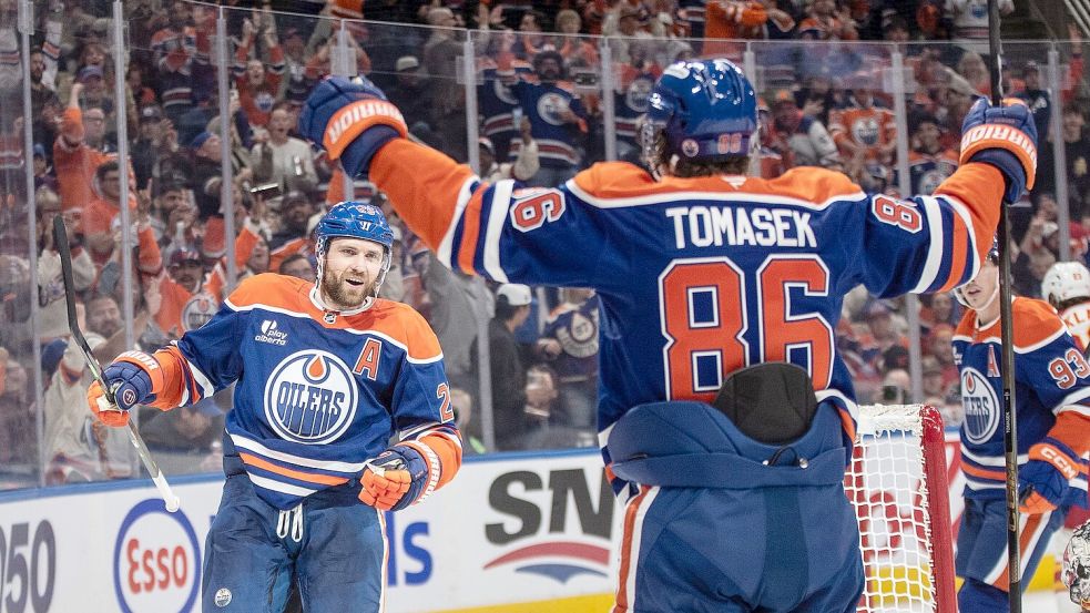 Leon Draisaitl (links) hat das 400. NHL-Tor seiner Karriere erzielt. Foto: Jason Franson/The Canadian Press