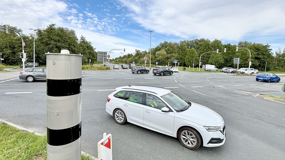 Der neue Blitzer an der VW-Kreuzung misst nicht nur die Geschwindigkeit der Fahrzeuge. Die Anlage löst auch aus, wenn jemand bei Rot über die Kreuzung fährt. Foto: Klaus Ortgies/Archiv