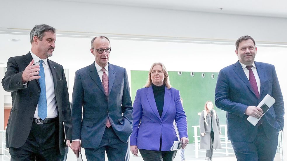 Zufriedene Gesichter nach langer Nachtsitzung: Die Koalition einigt sich bei mehreren Streitthemen. Foto: Kay Nietfeld/dpa