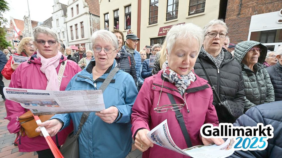 Beim Ostfriesenlied stimmte die Menge mit ein. Foto: Klaus Ortgies