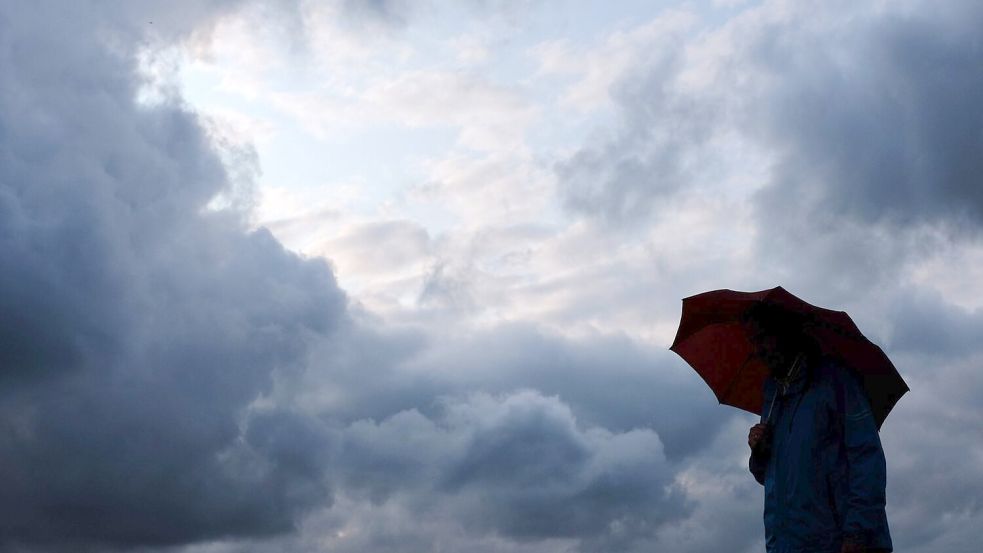 Der Himmel über Ostfriesland ist am Wochenende mehr grau als blau. Symbolfoto: Martin Gerten/dpa