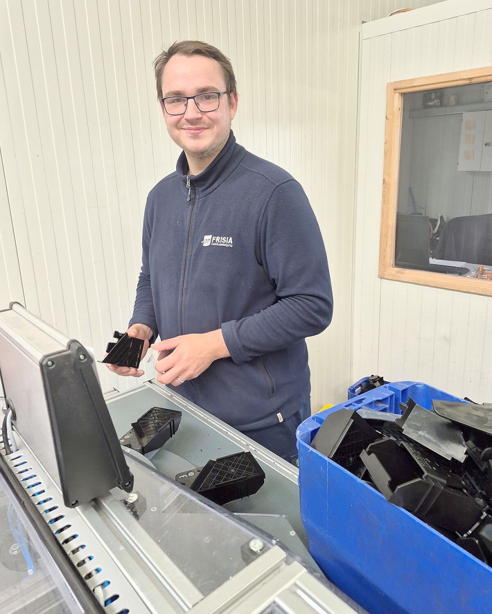 Andreas Föllner, Lagerist bei der Firma Frisia Gebäudereinigung Lehnert in Hinte, hat in die Werkstatt-Arbeitswelt bei der Lebenshilfe Leer hineingeschnuppert. Foto: privat